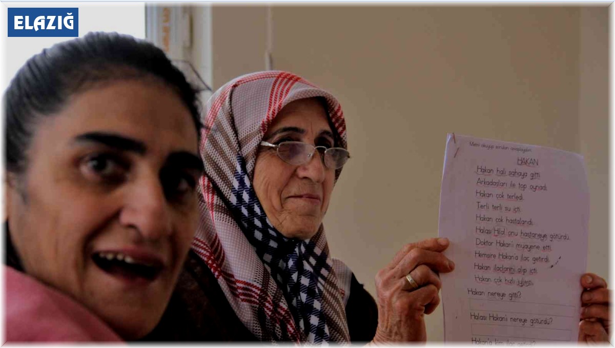 Ayşe teyze, engelli çocuğunu götürdüğü özel eğitim okulunda okuma yazma öğrendi