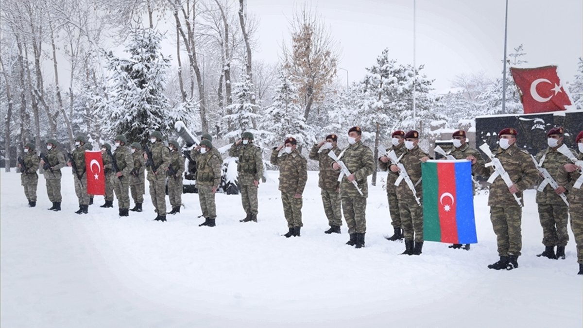 Azerbaycan askerleri "Kış Tatbikatı" için Kars'ta