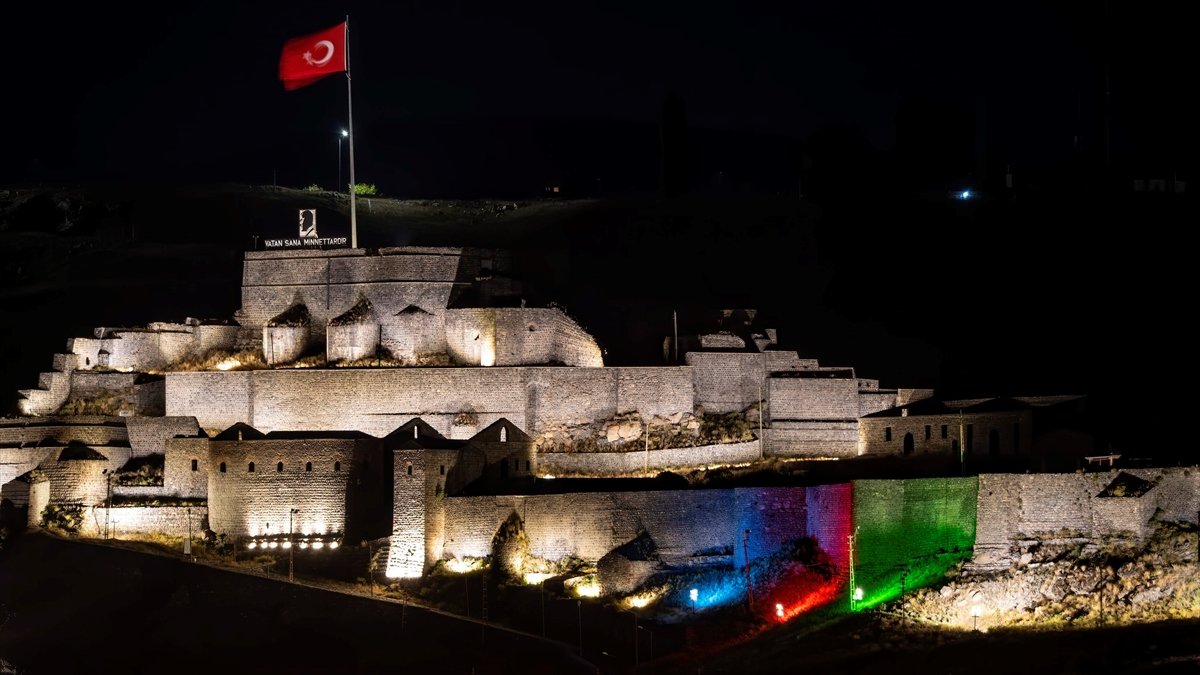 Azerbaycan bayrağı renkleri Kars Kalesi'ne ışıkla yansıtıldı