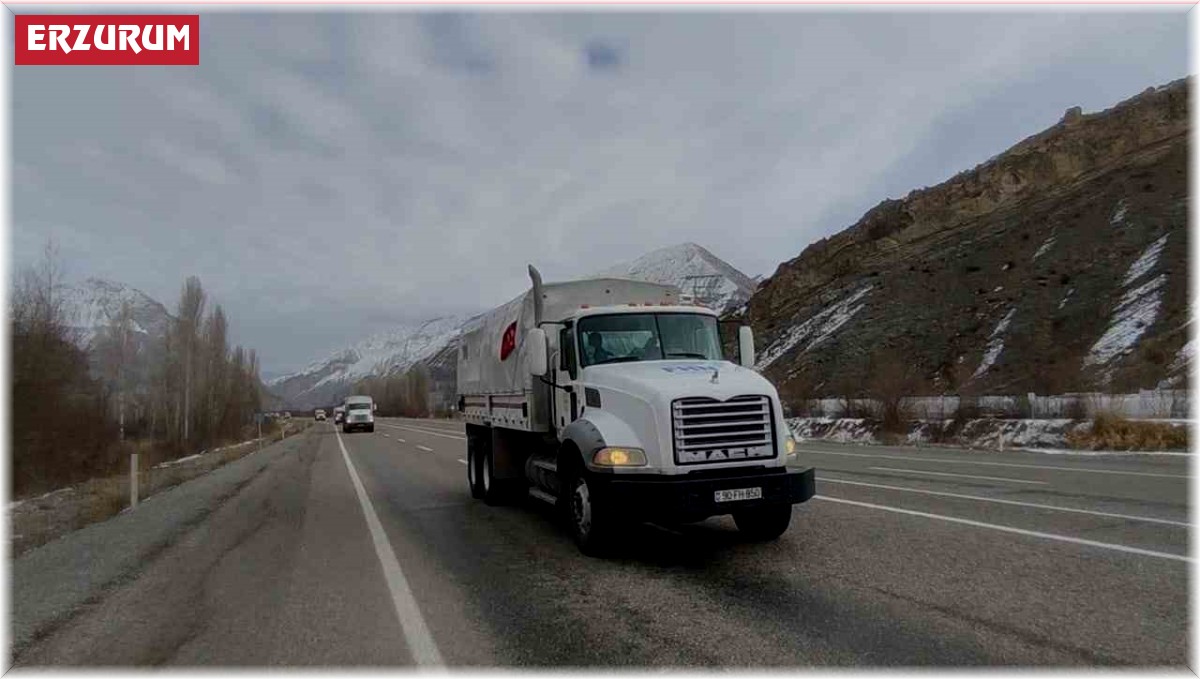 Azerbaycan'ın 14 araçlık insani yardım konvoyu deprem bölgesine gidiyor