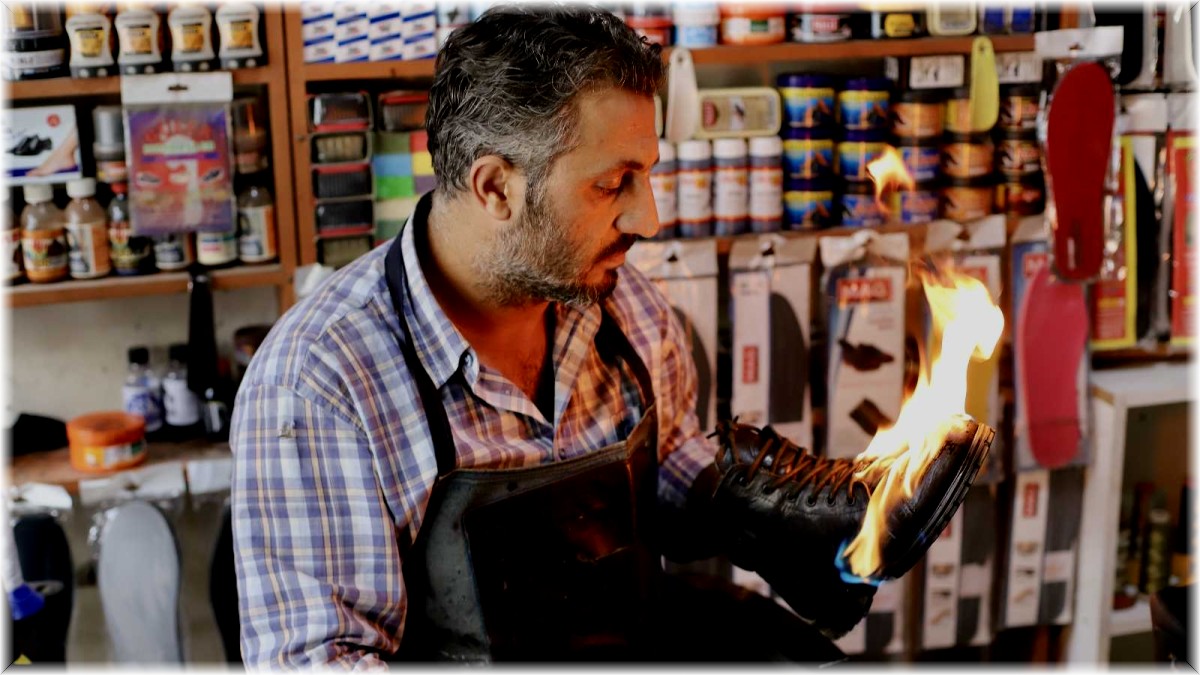 Baba mesleğini sürdüren Ağrılı ayakkabı tamircisi Yakup Kapan, kış öncesi yoğun sipariş alıyor