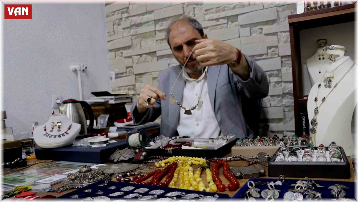 Baba mesleğini sürdürerek köylerden topladığı antika eşyaları satıyor