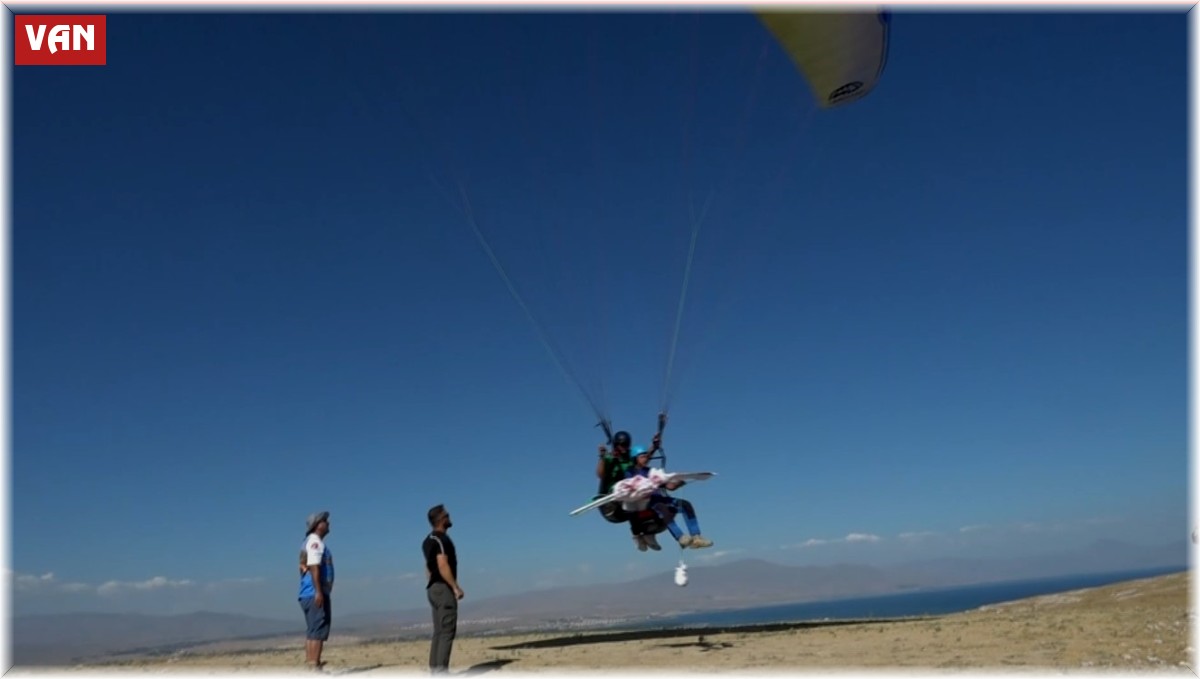 Baba ve oğul yamaç paraşütüyle 'Erciş il olsun' pankartı açtı