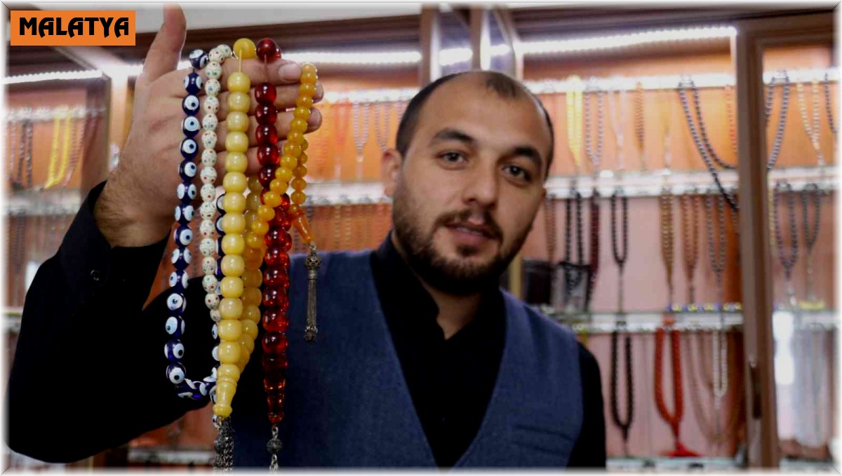 Babadan miras kalan tespih koleksiyonuna gözü gibi bakıyor