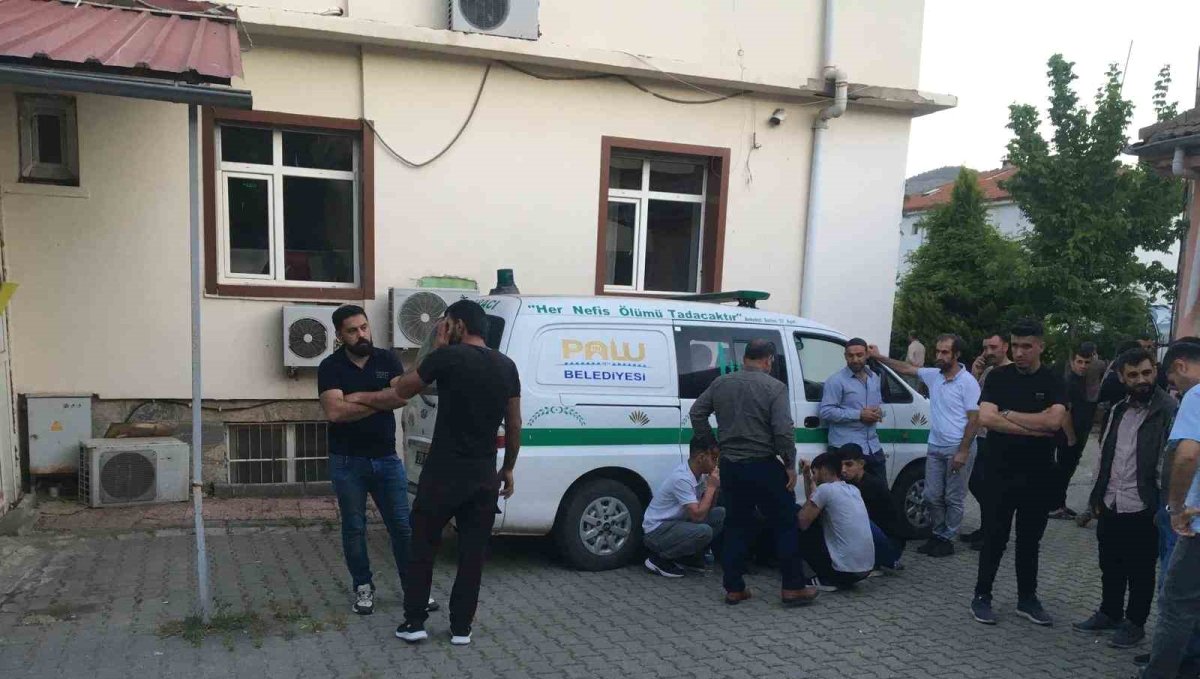 Babasını öldüren ve annesini yaralayan sanık çocuk mahkemede tüm detayları anlattı: