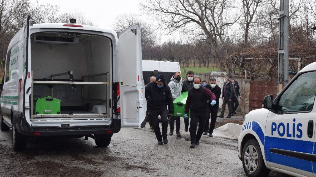 Babasını öldürüp okula gitti