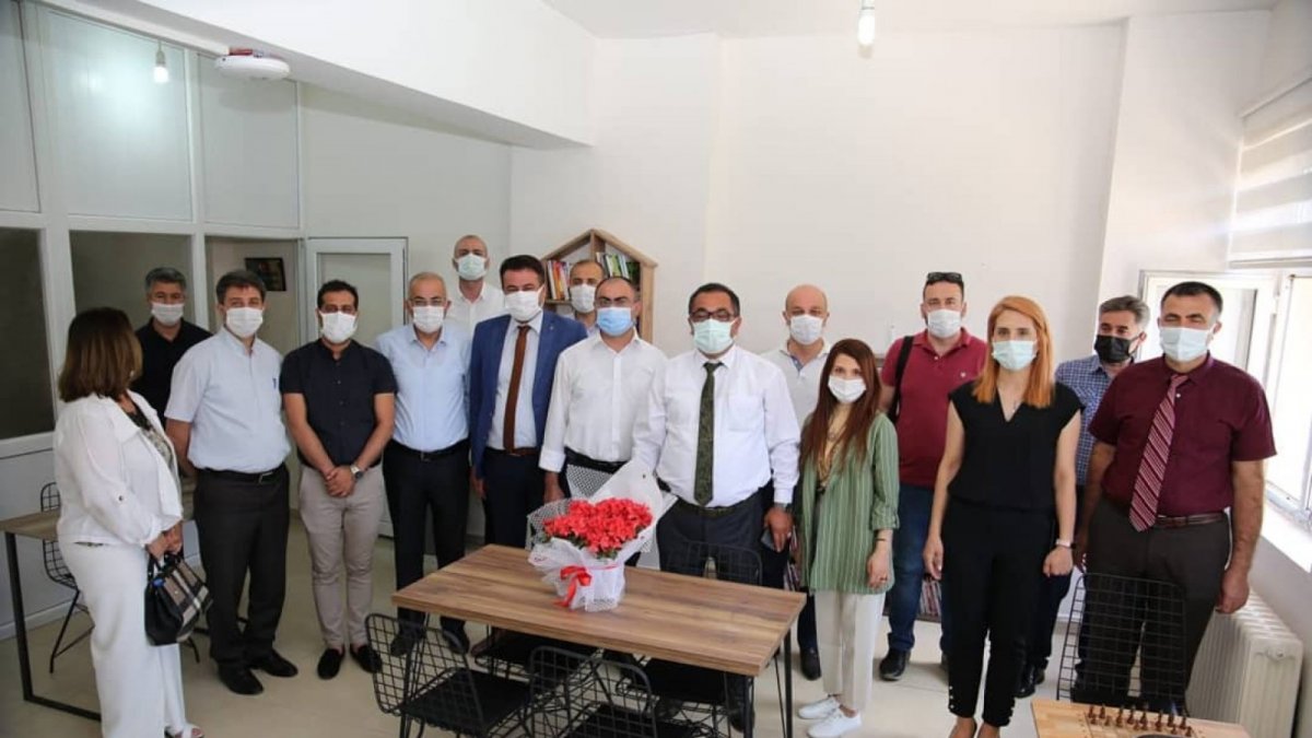 Babasının anısına okula kütüphane yaptırdı