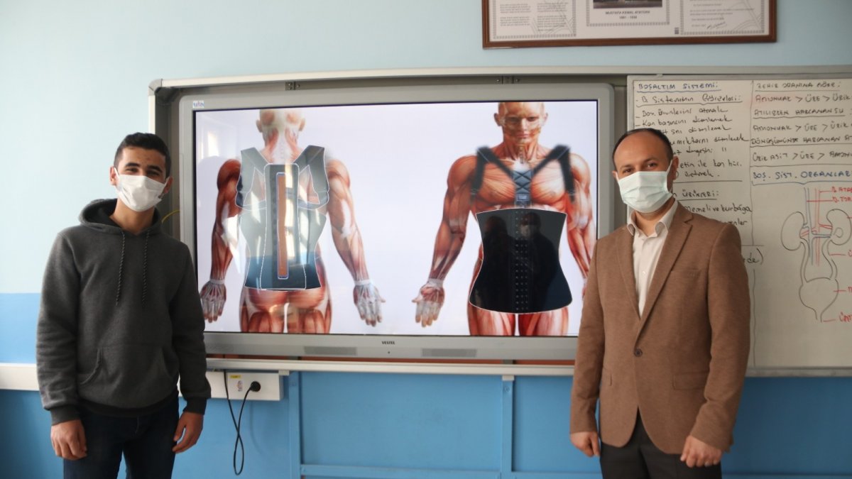 Babasının bel ağrıları üzerine tasarladığı aparatla ödül kazandı