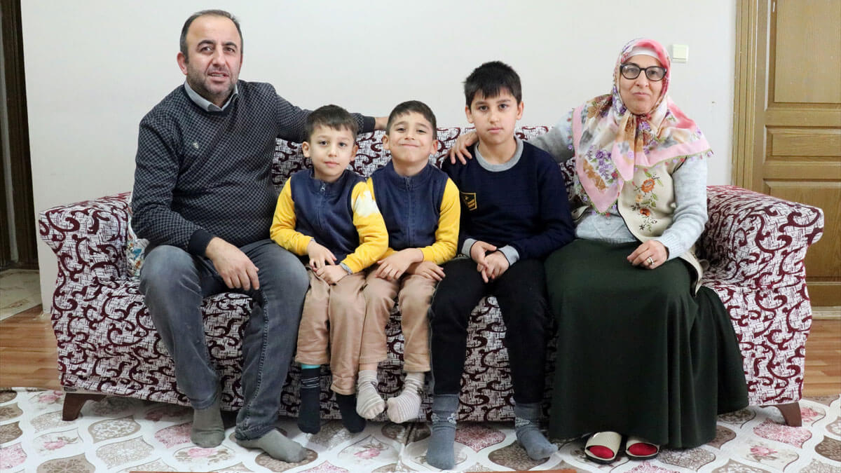 Babasının 'işiten kulağı', annesinin 'gören gözü' oluyor