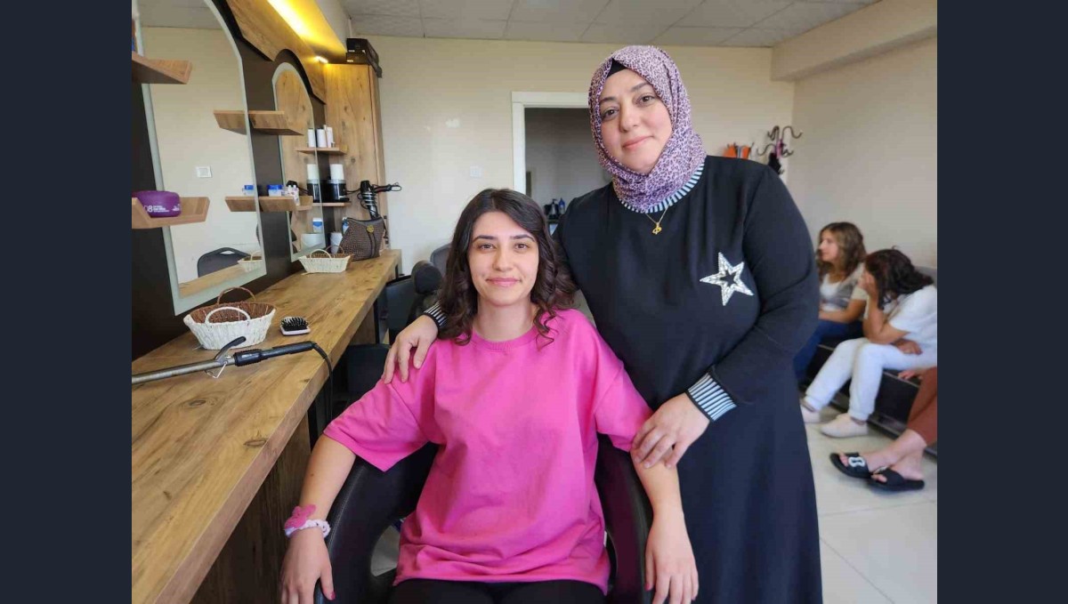 Babasının izinden, annesiyle birlikte yürüyor