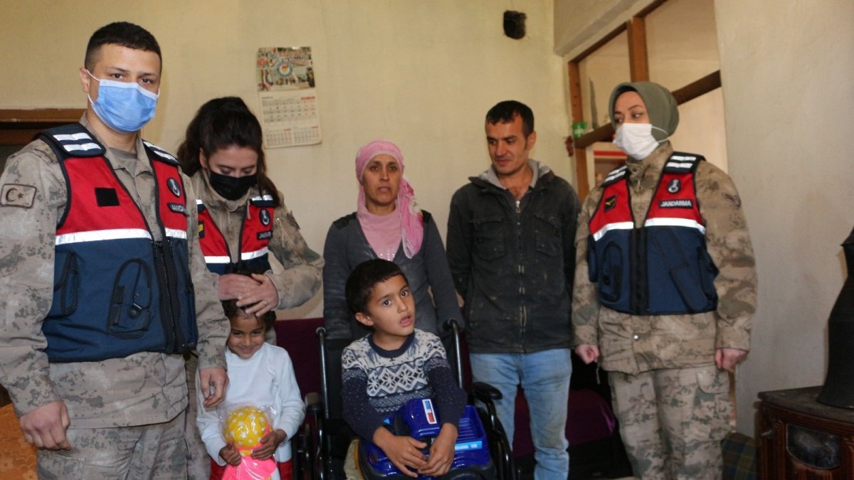 Babasının sırtında taşıdığı Batuhan'a jandarmadan anlamlı ziyaret