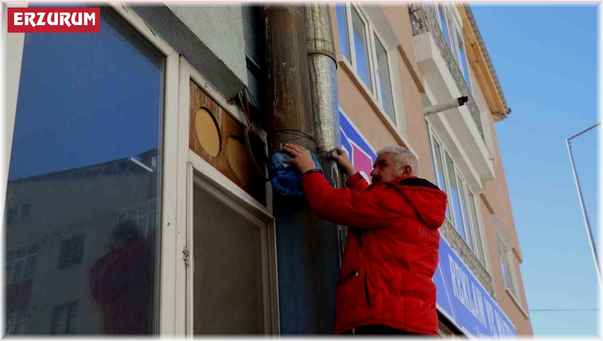Baca borusunda mahsur kalan kargaları vatandaşlar kurtardı
