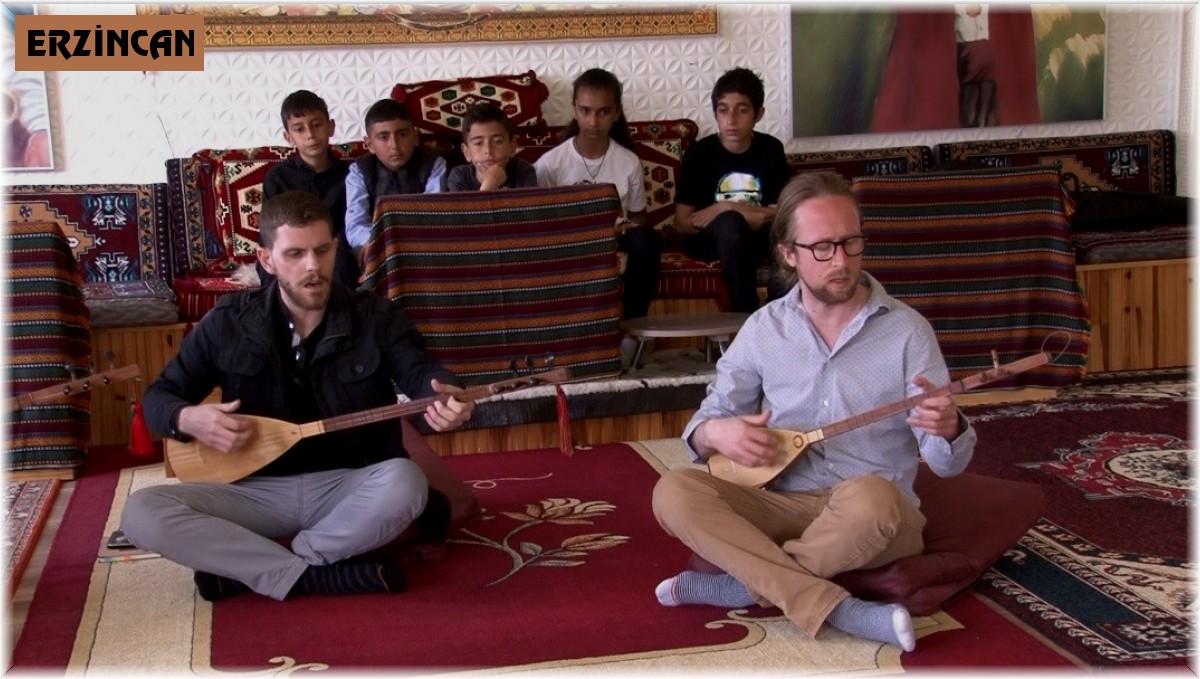 Bağlama aşığı iki Amerikalı