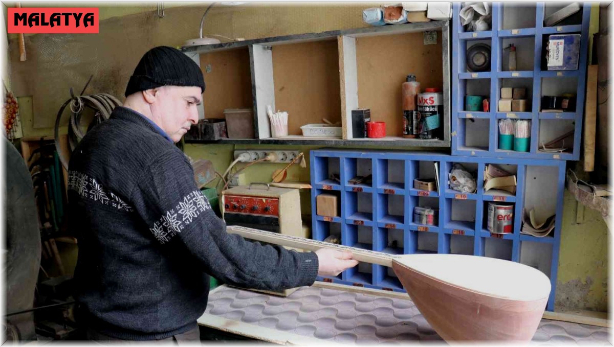 Bağlamayı hem üretiyor hem de çalıyor