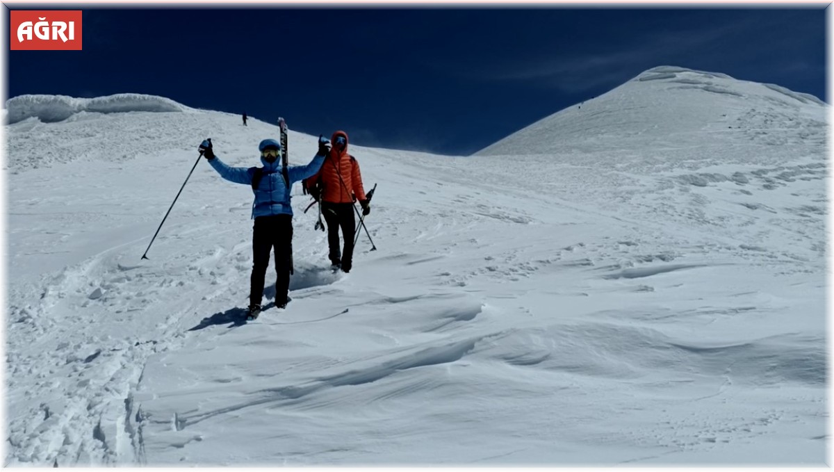 Bahar ayında Ağrı Dağı zirvesinde kayak heyecanı