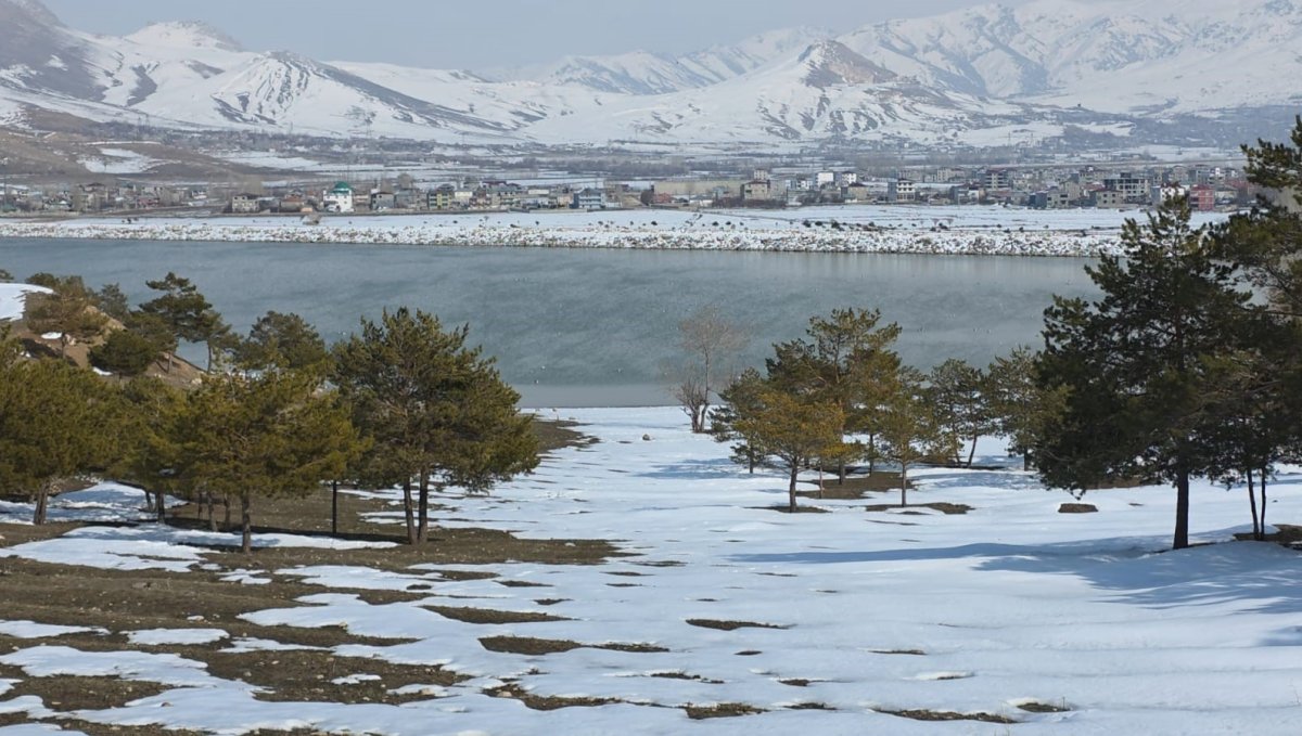 Bahar yüzünü gösterdi: Sıhke Göleti'nin buzları tamamen çözüldü