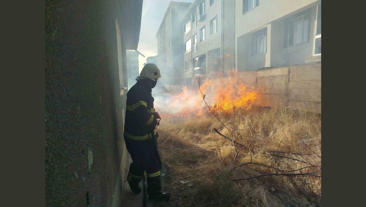 Bahçede çıkan örtü yangını itfaiye ekiplerince söndürüldü