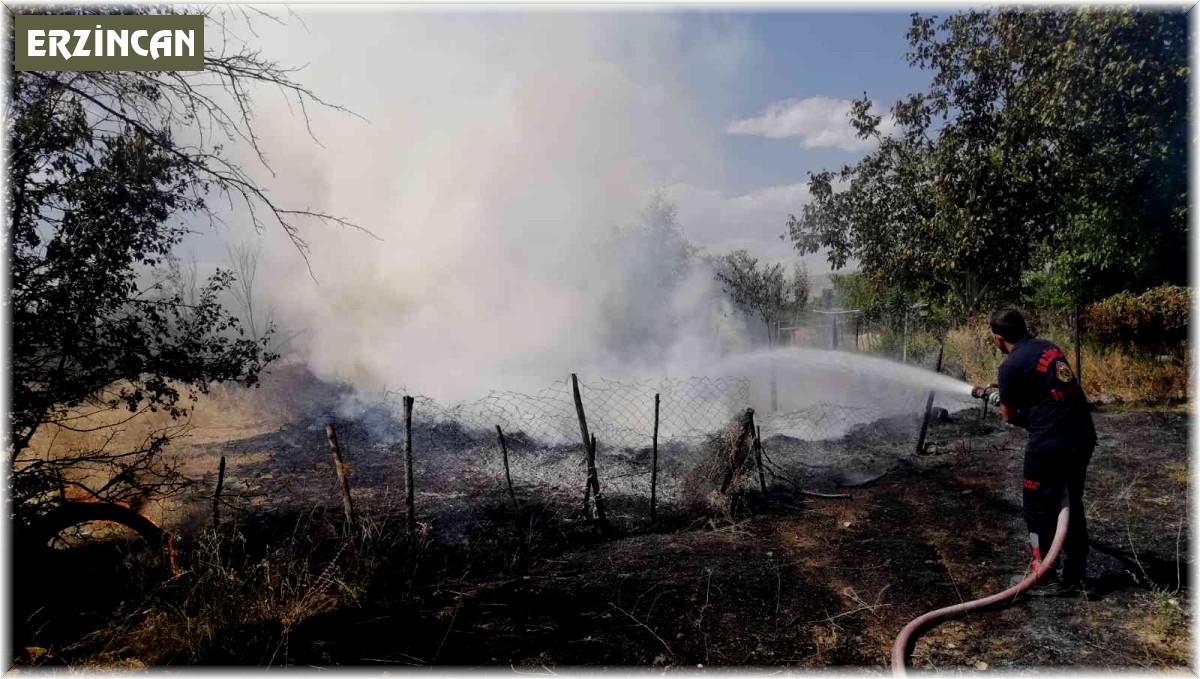Bahçede ot yangını itfaiyenin müdahalesiyle söndürüldü
