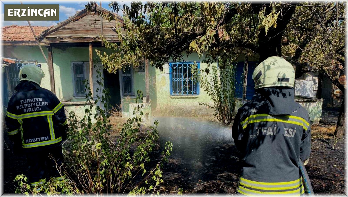 Bahçede tutuşan kuru otlar yandı