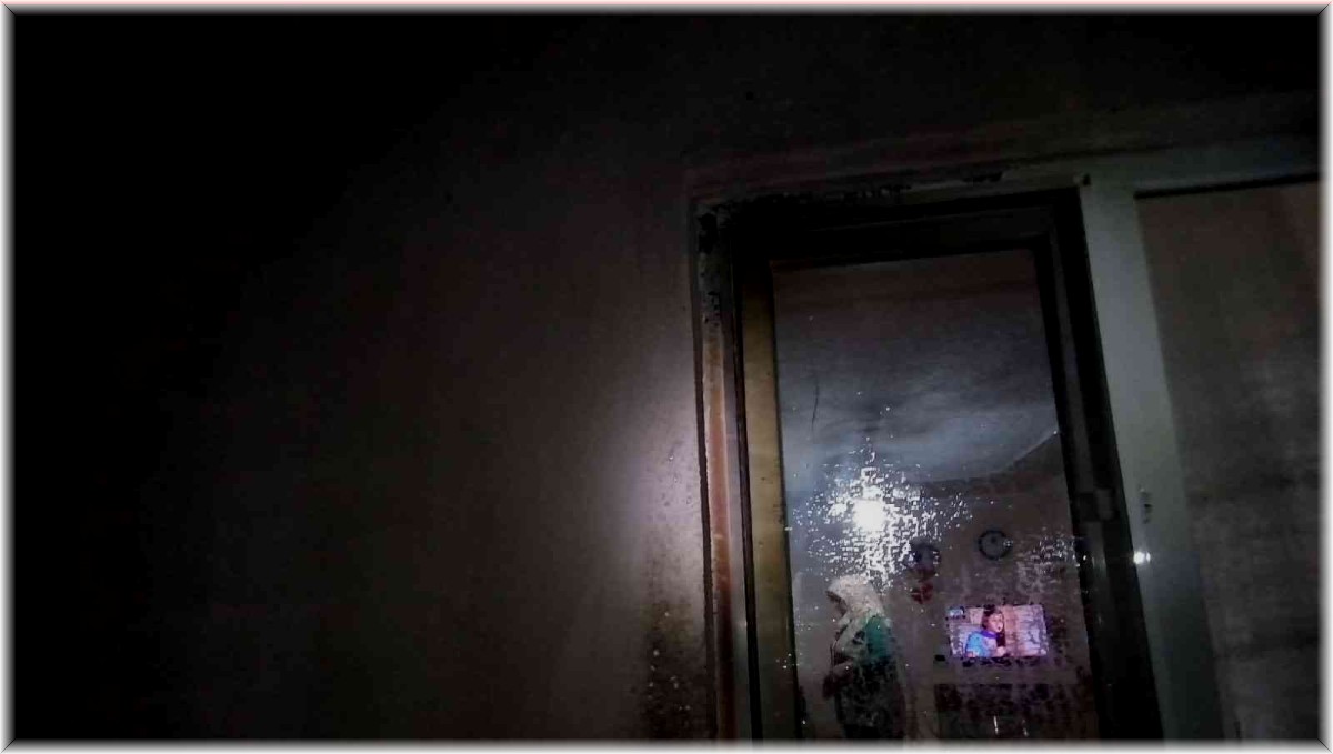 Bahçede yakılan atıl malzemelerden ev zarar gördü