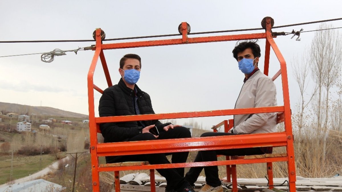 Bahçelerine Karadeniz usulü teleferikle ulaşıyorlar