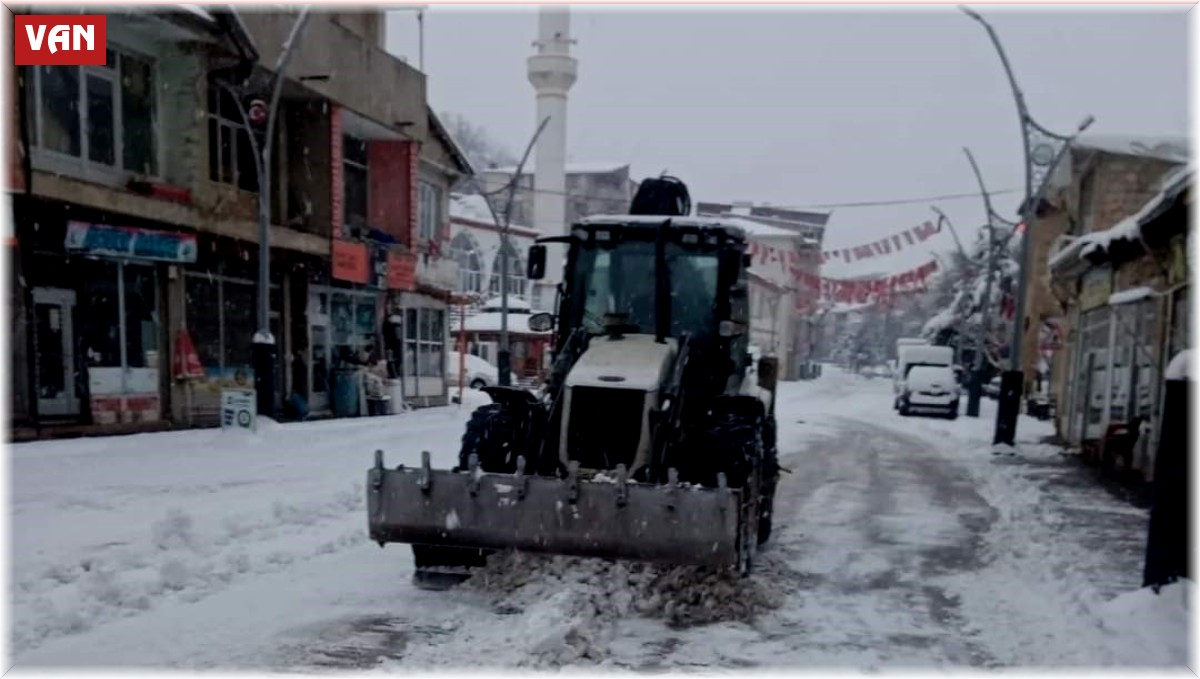 Bahçesaray Belediyesi ekiplerinin kar mesaisi
