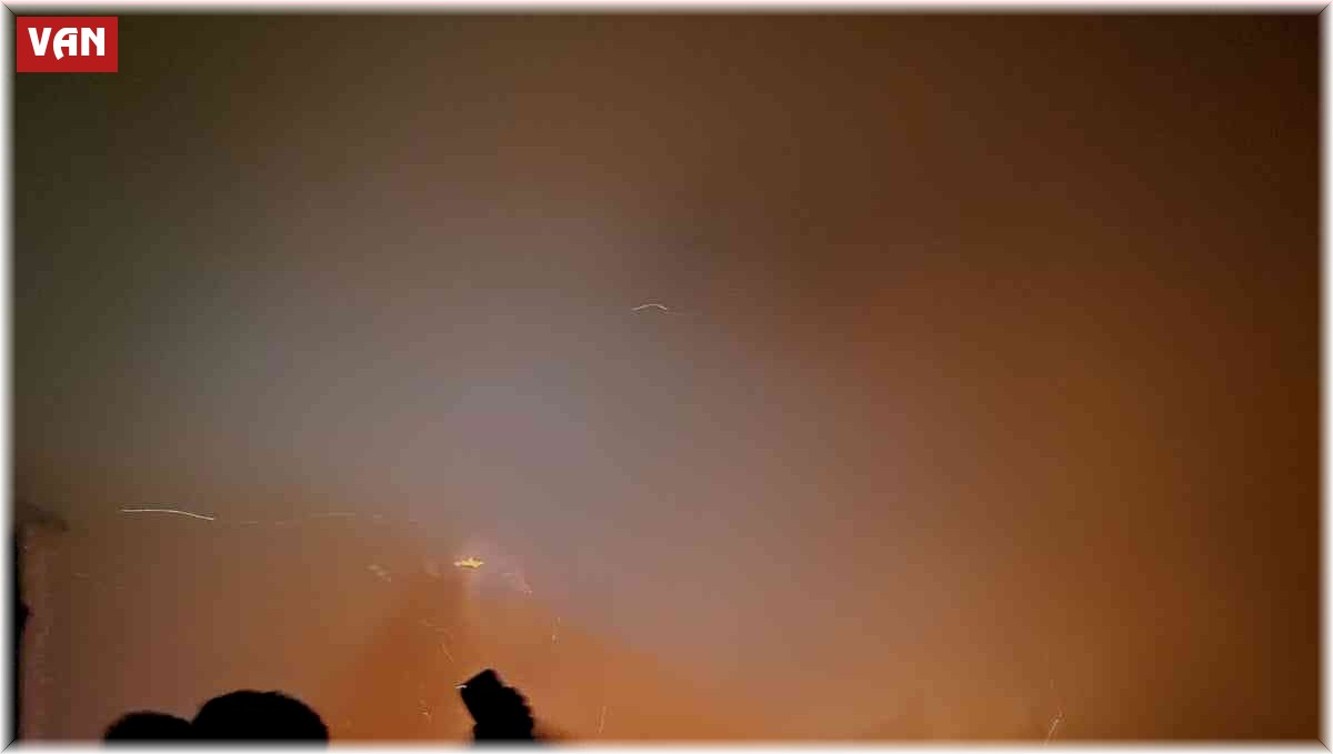 Bahçesaray'da 3 ev yandı