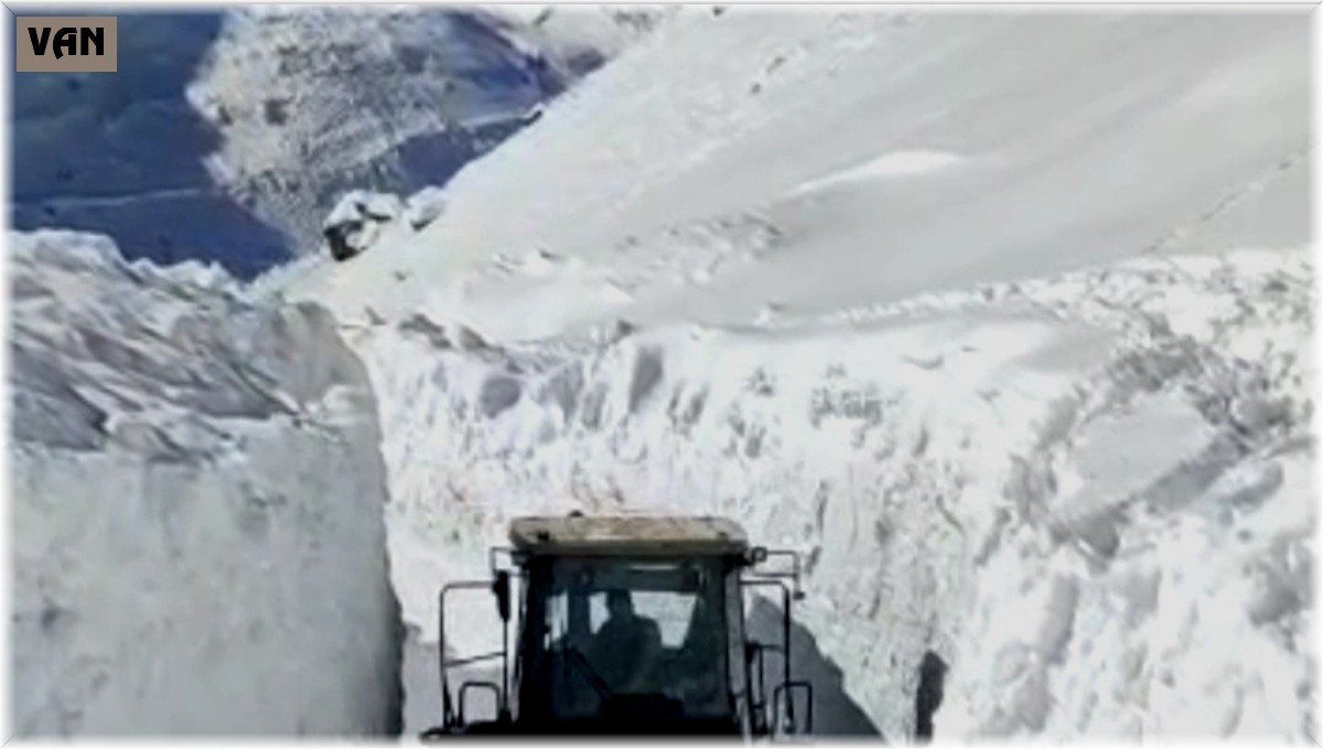 Bahçesaray'da 6 metre karda ekiplerin zorlu mücadelesi