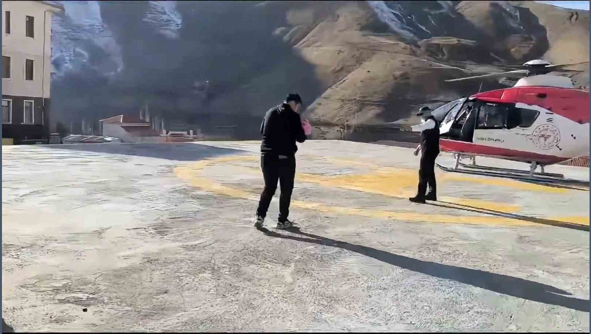 Bahçesaray'da ambulans helikopter sarılık olan bebek için havalandı