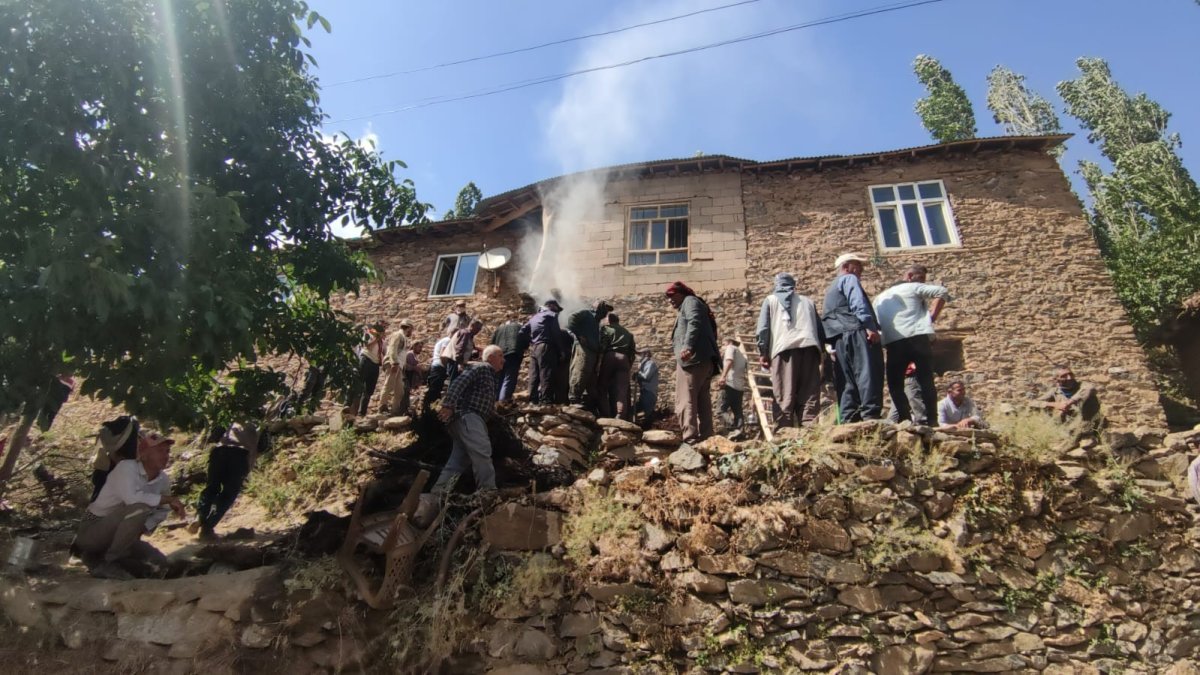 Bahçesaray'da ev yangını
