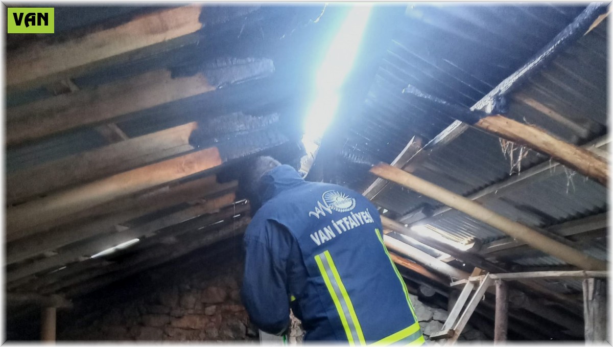 Bahçesaray'da ev yangını