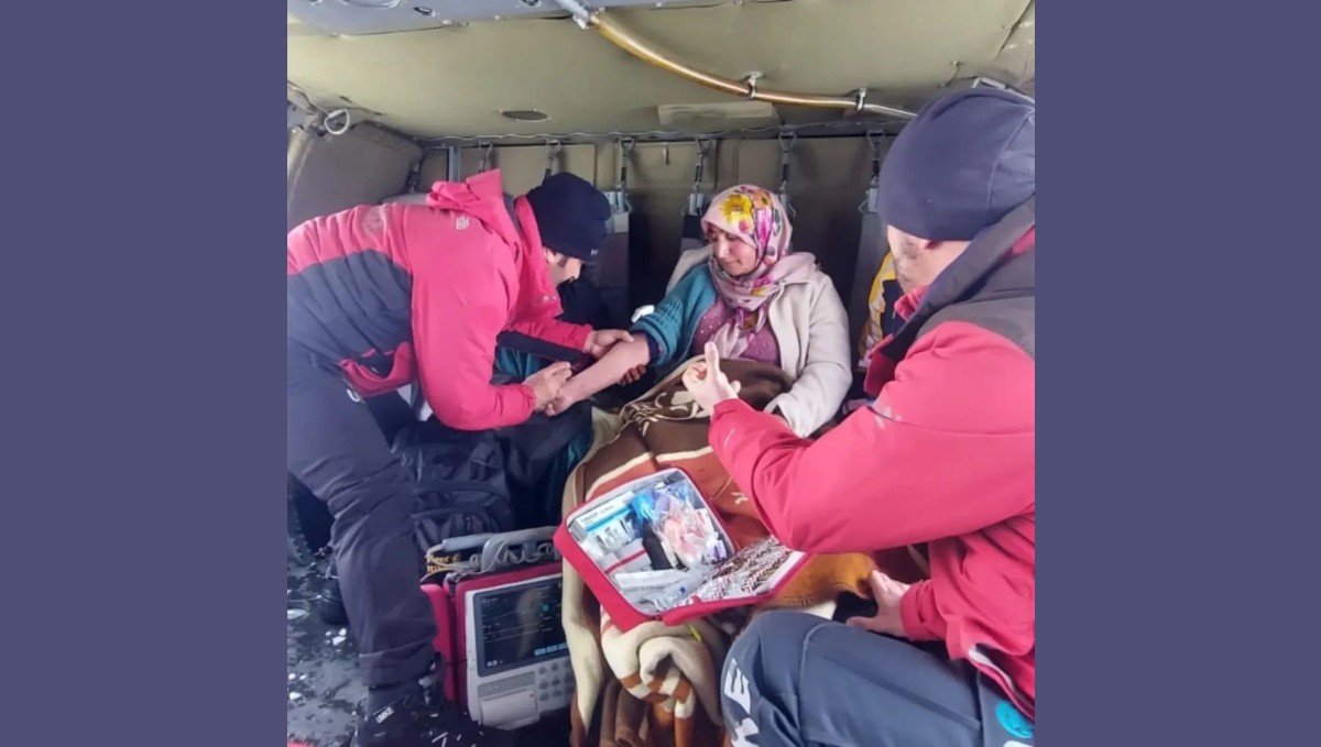 Bahçesaray'da hamile kadın helikopterle hastaneye ulaştırıldı