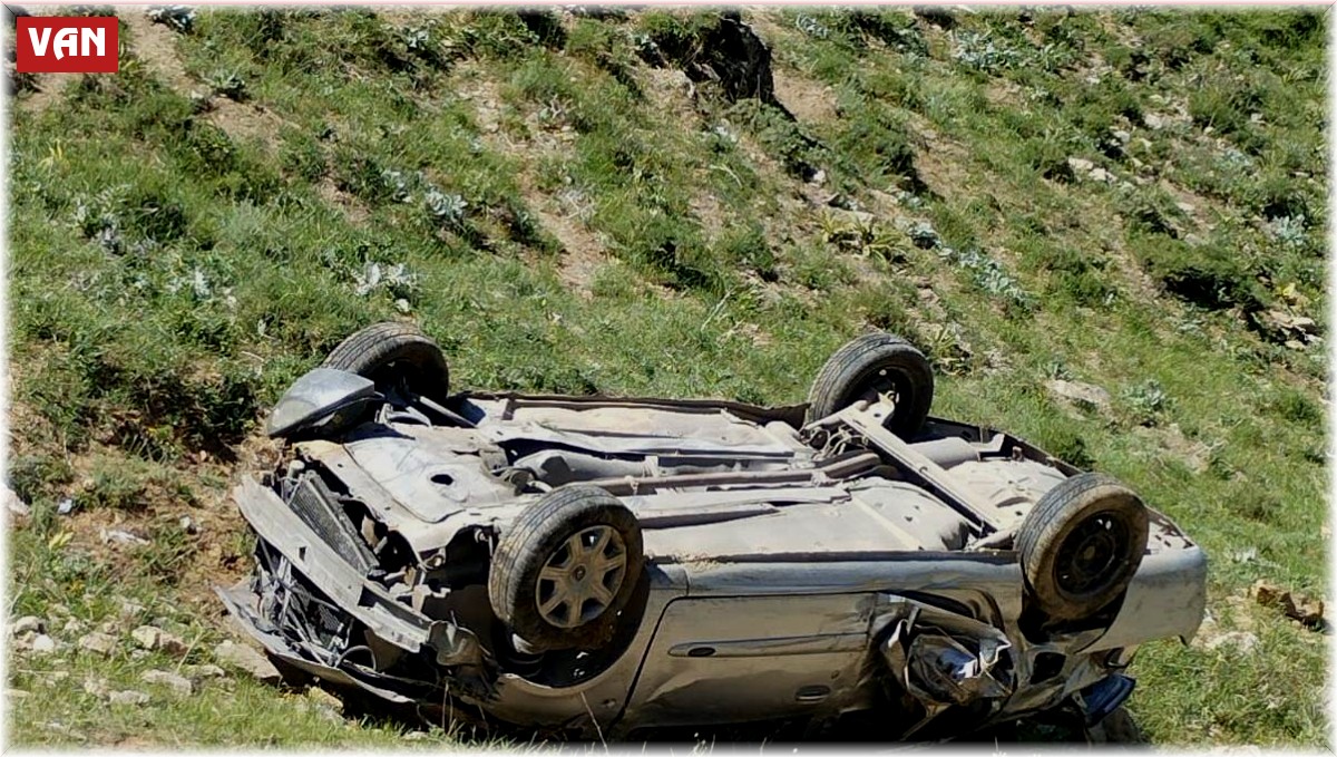 Bahçesaray'da otomobil uçuruma yuvarlandı: 3 yaralı