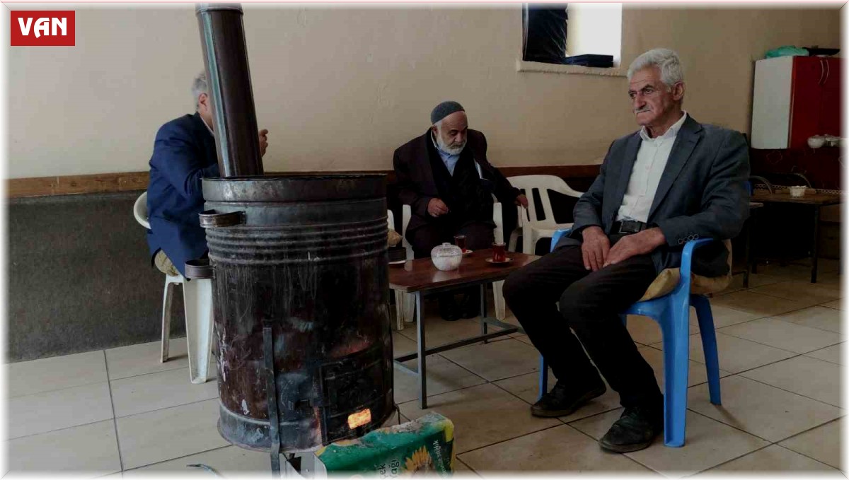 Bahçesaray'da sobalar yanmaya devam ediyor