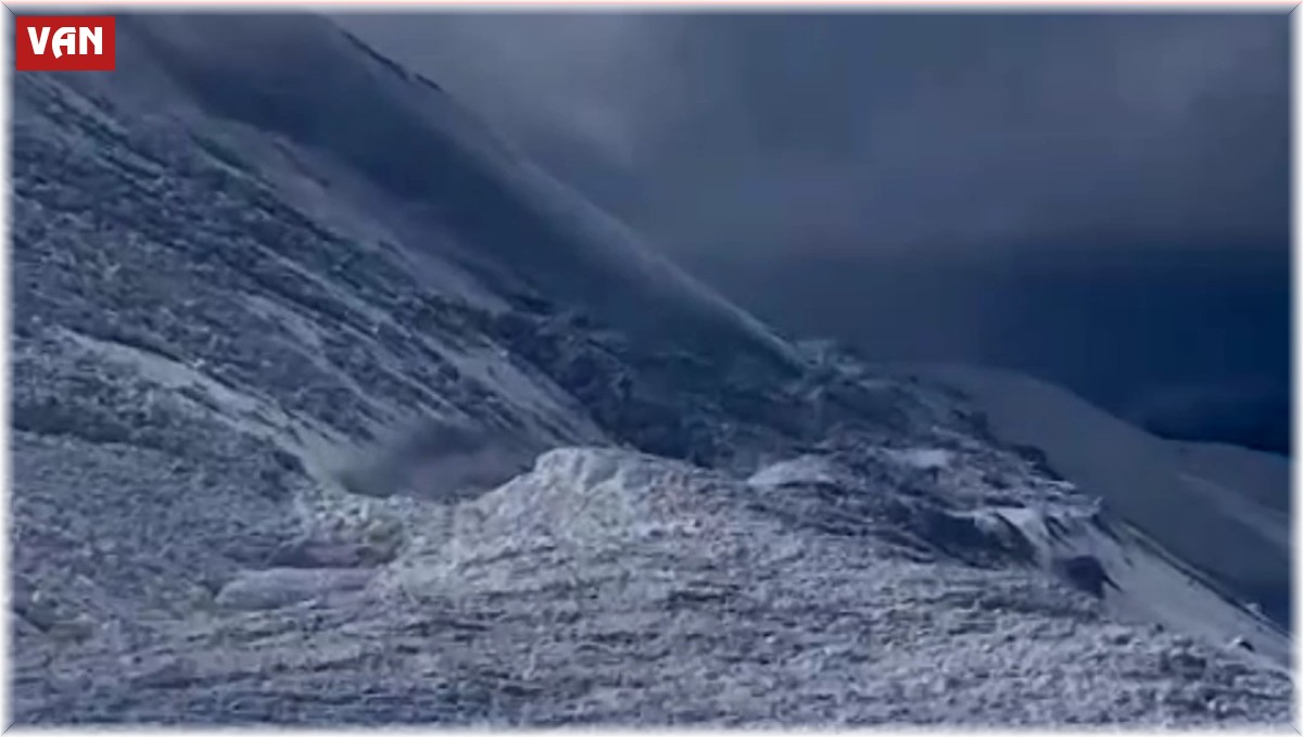Bahçesaray'da yol açma sırasında ekiplerin önüne çığ düştü