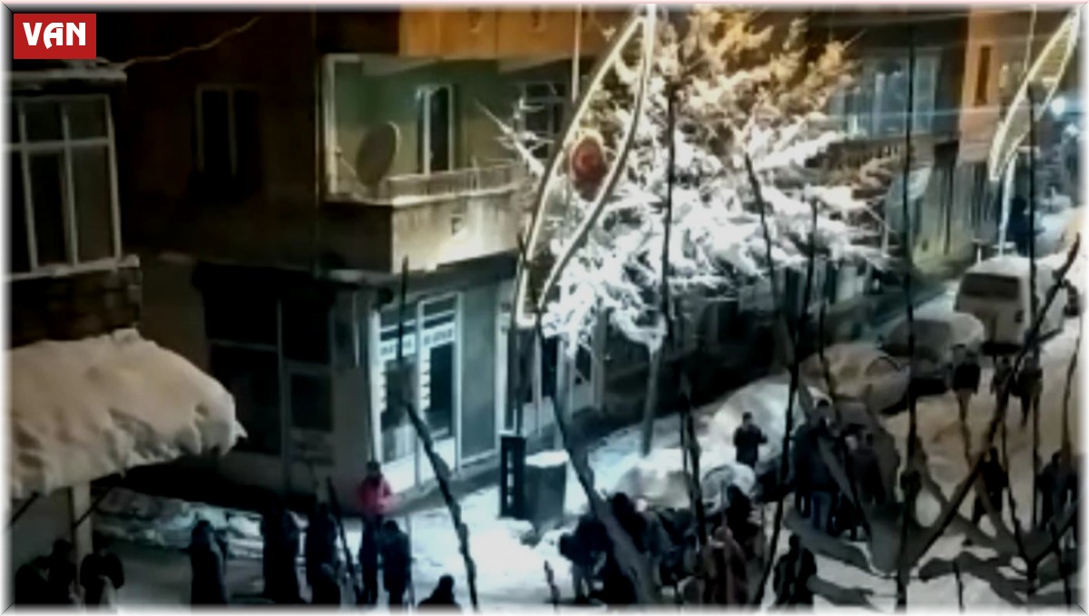 Bahçesaray'daki deprem Çataklıları sokağa çıkardı