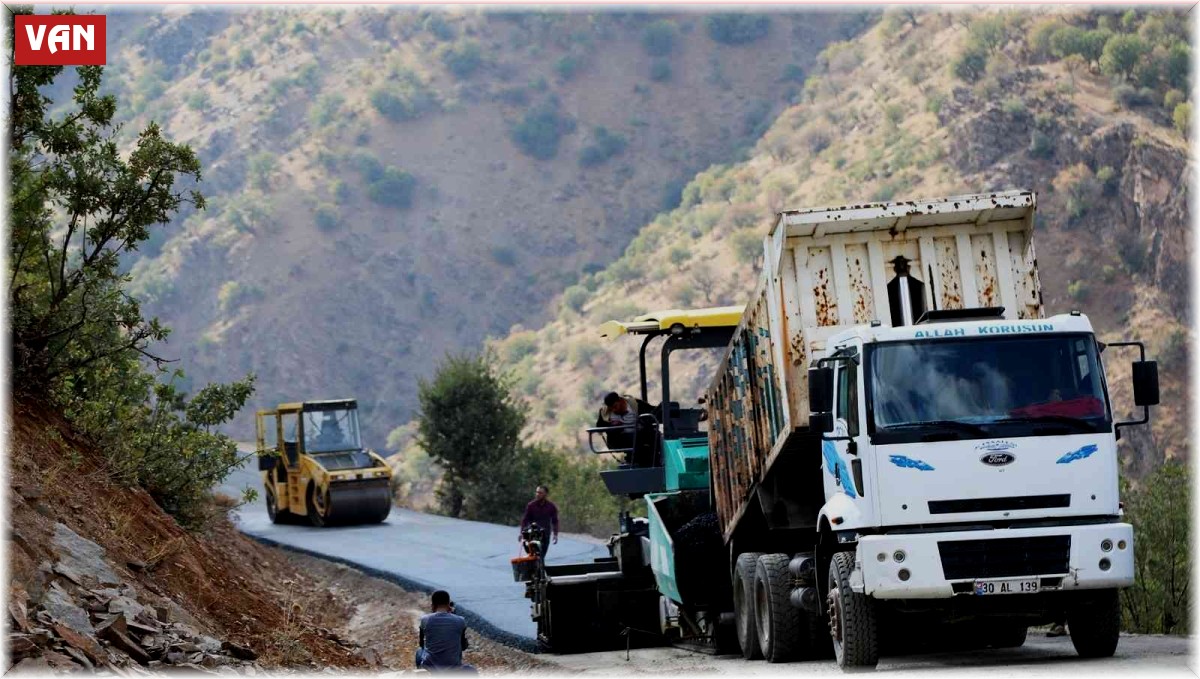 Bahçesaray'daki mahalleler tarihinde ilk kez asfaltla buluştu