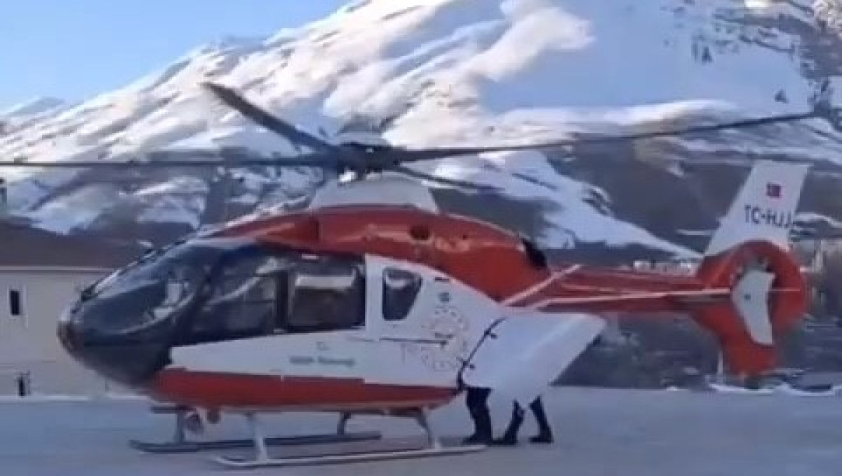 Bahçesaray'daki minik hasta helikopter ambulansla Van'a sevk edildi