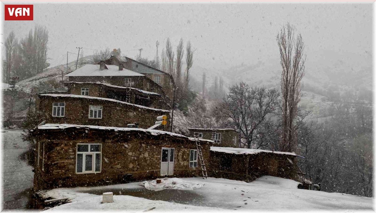 Bahçesaray'ın yüksek kesimlerinde kar yağışı