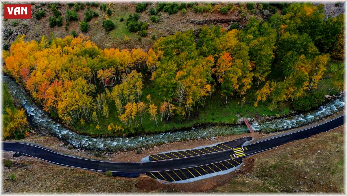 Bahçesaray Subaşı yolunu asfaltlandı