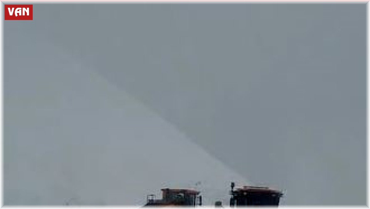 Bahçesaray yolunda heyelan ve çığ