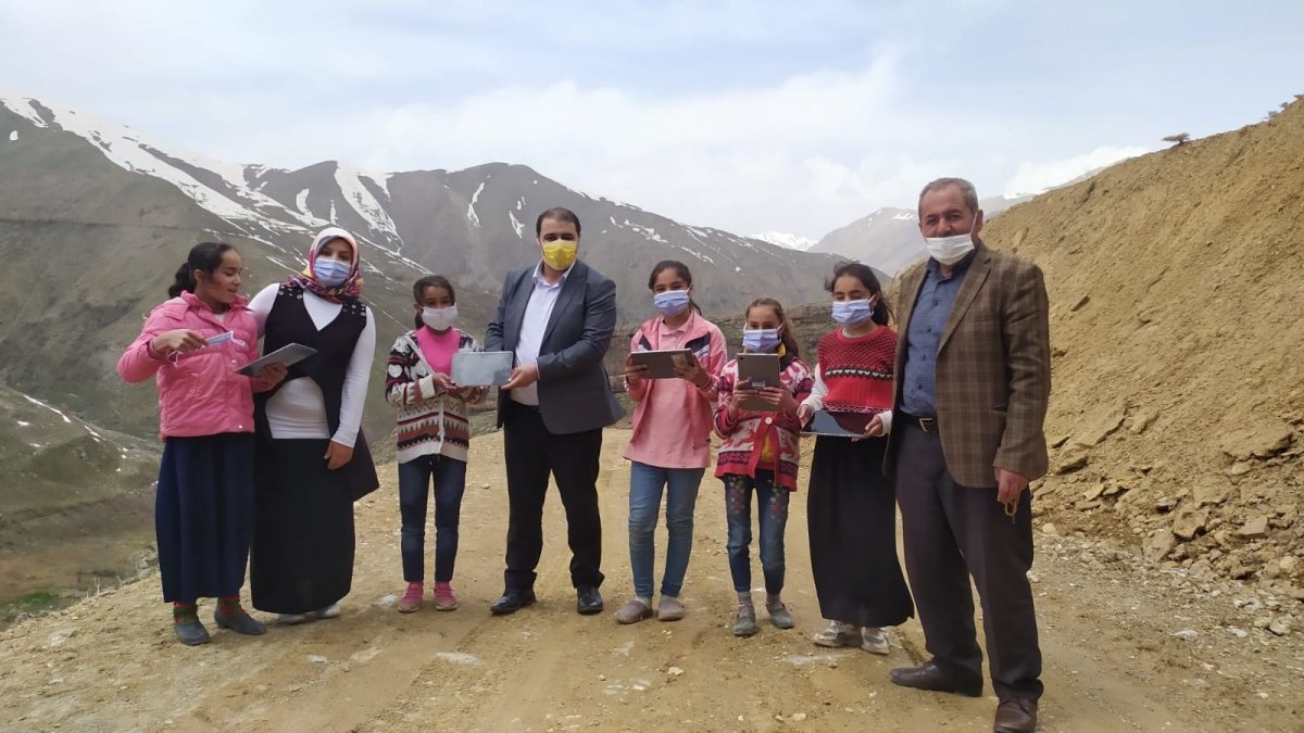 Bahçesaraylı öğrencilerin tablet sevinci