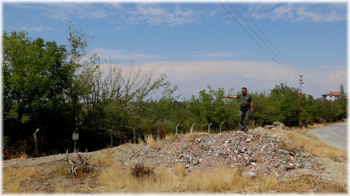 Bahçesine dökülen molozların kaldırılmasını istiyor