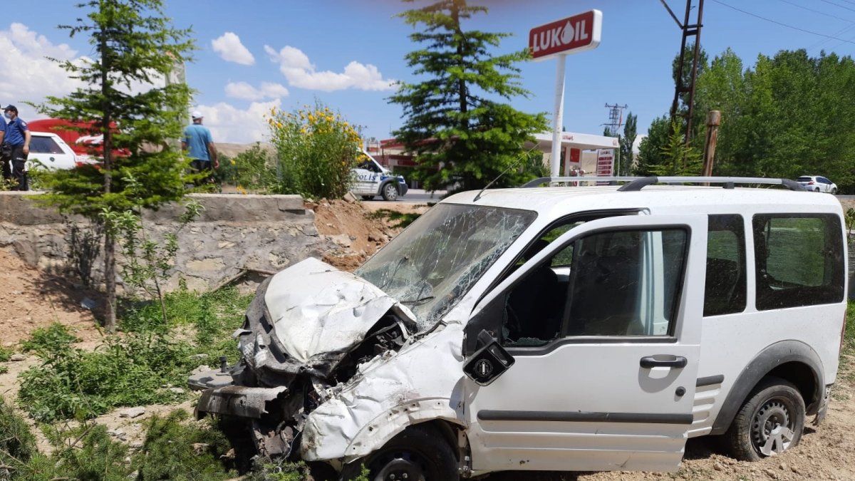 Bahçeye düşen aracın sürücüsü yaralandı