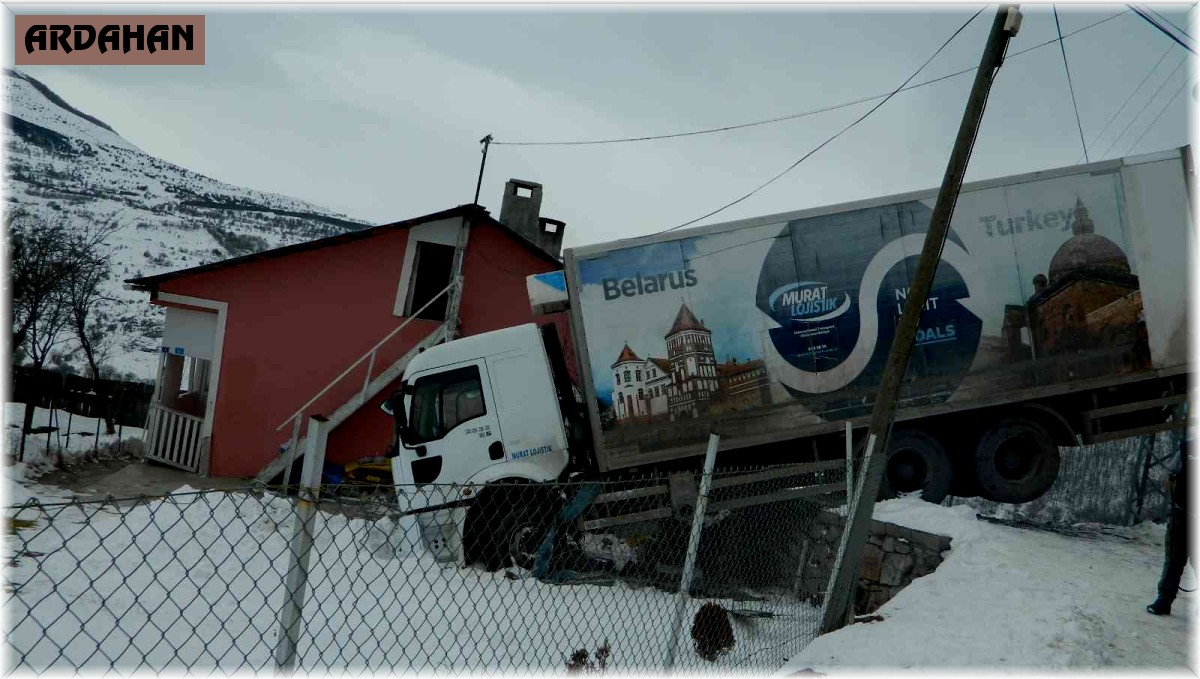 Bahçeye düşen tır 3 gün sonra çıkarıldı