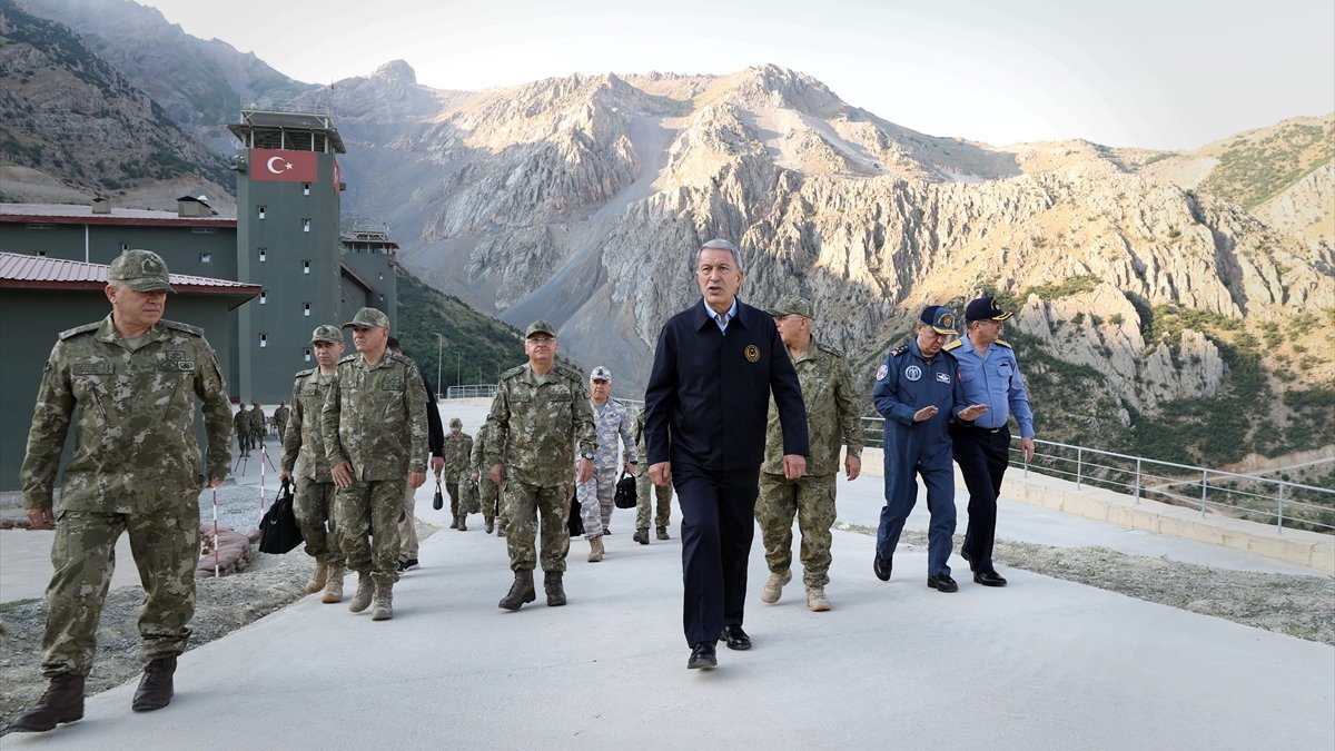 Bakan Akar beraberindeki TSK komuta kademesi ile Dağlıca'da