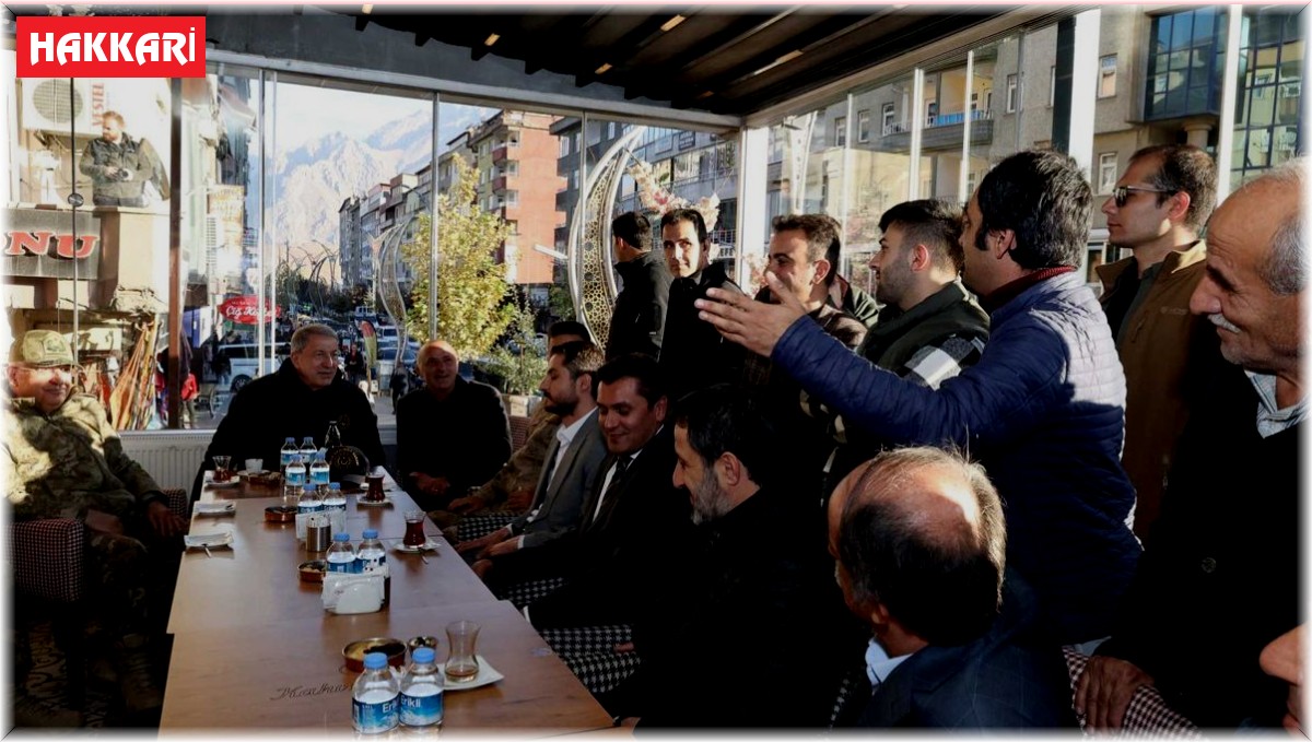 Bakan Akar Hakkari'de esnafı ziyaret etti