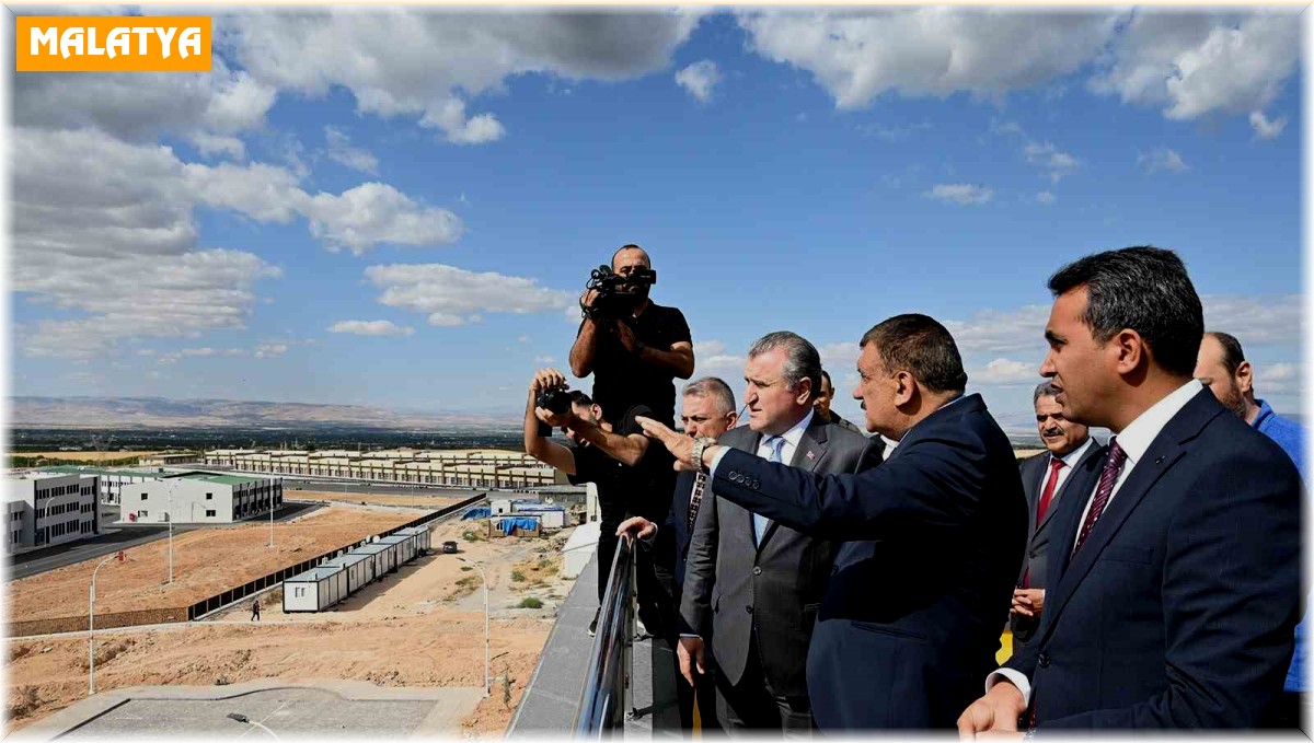 Bakan Bak: "Çok modern ve kayısı için önemli bir merkez"