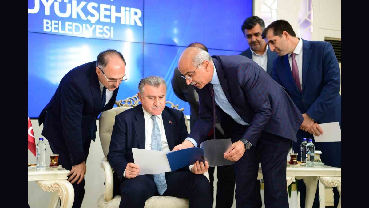 Bakan Bak: "Güzel projeler kazandırıldıkça gençlerimiz faydalanacak, desteklerimiz 2026'da da devam edecek"