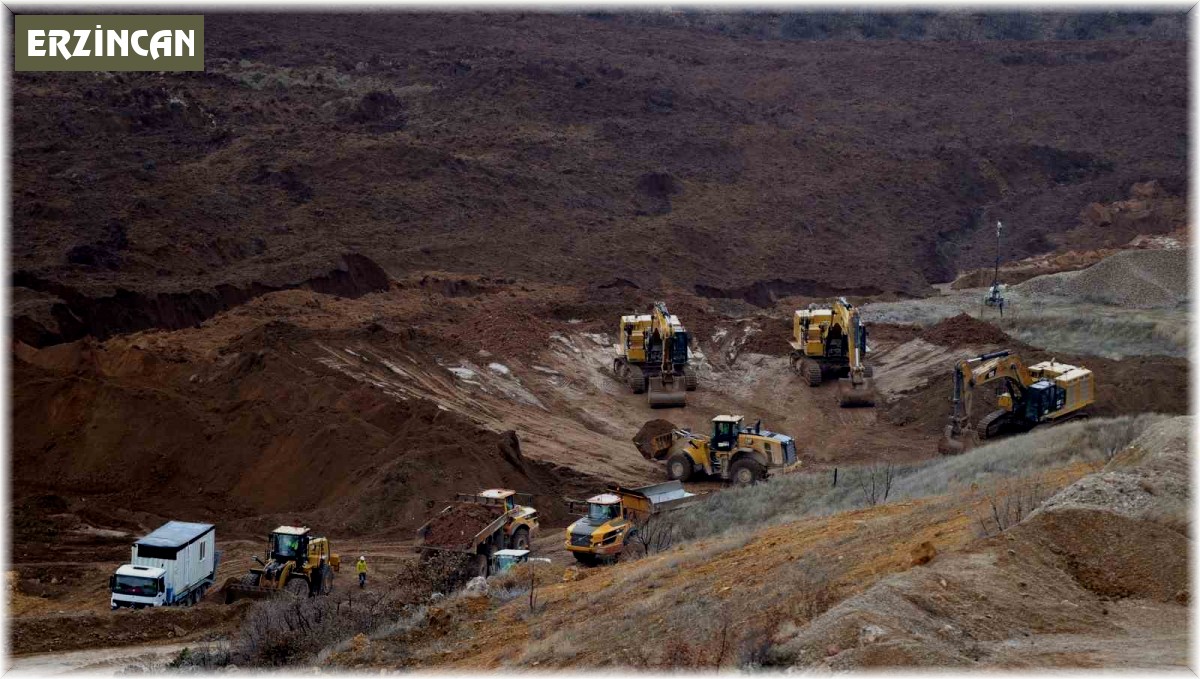 Bakan Bayraktar: "Heyelan riski olan toprak kütlesine müdahale çalışmalarımız hızla devam ediyor"